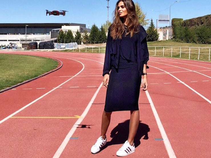 Fotos: 10 vestidos negros para clonar este look con Adidas de Sara Carbonero