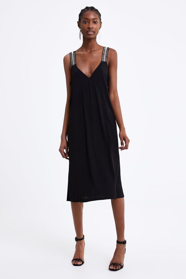 Vestido de escote pico y tirantes anchos combinados a contraste. La falda tiene una línea ligeramente evasé (Zara, 19,95 euros).