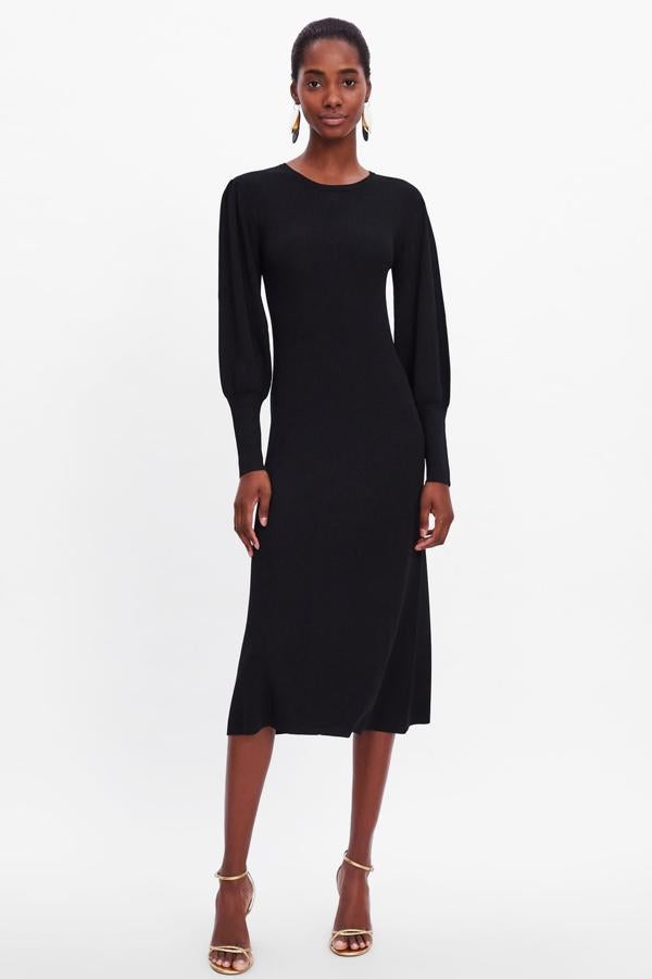 Vestido de punto de cuello redondo y manga larga abullonada acabada con puño ancho, con una favorecedora falda de silueta evasé (Zara, 39,95 euros).