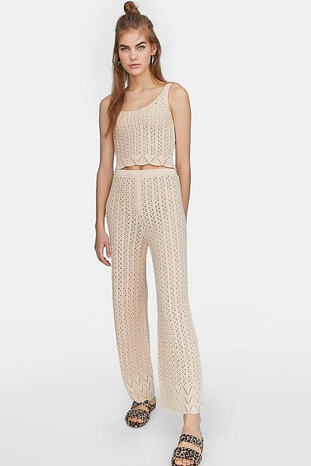 Conjunto top y pantalones culotte de Stradivarius.