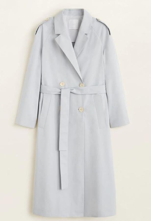 Gabardina diseño midi con tejido de algodón, cuello de solapa y trabillas en los hombros. (Mango, 79,99 euros).