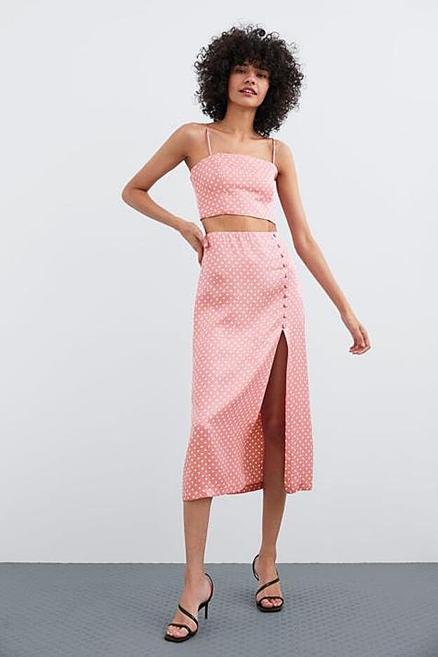 Conjunto de top y falda con estampado de lunares, (Top: 19,95 euros; Falda: 22,95euros).