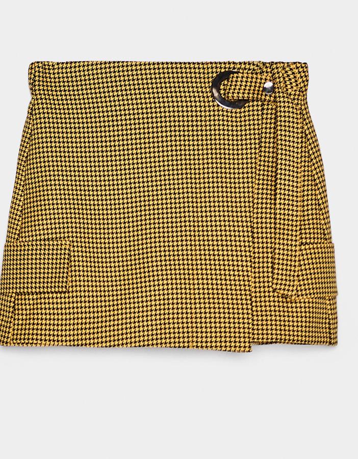Falda pantalón con estampado pata de gallo, cinturón, hebilla metálica y bolsillos. (Bershka, 17,99 euros).