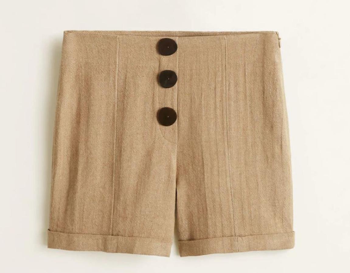 Short tejido con lino y tiro alto, botones decorativos y bajo con vuelta. (Mango, 25,99 euros).
