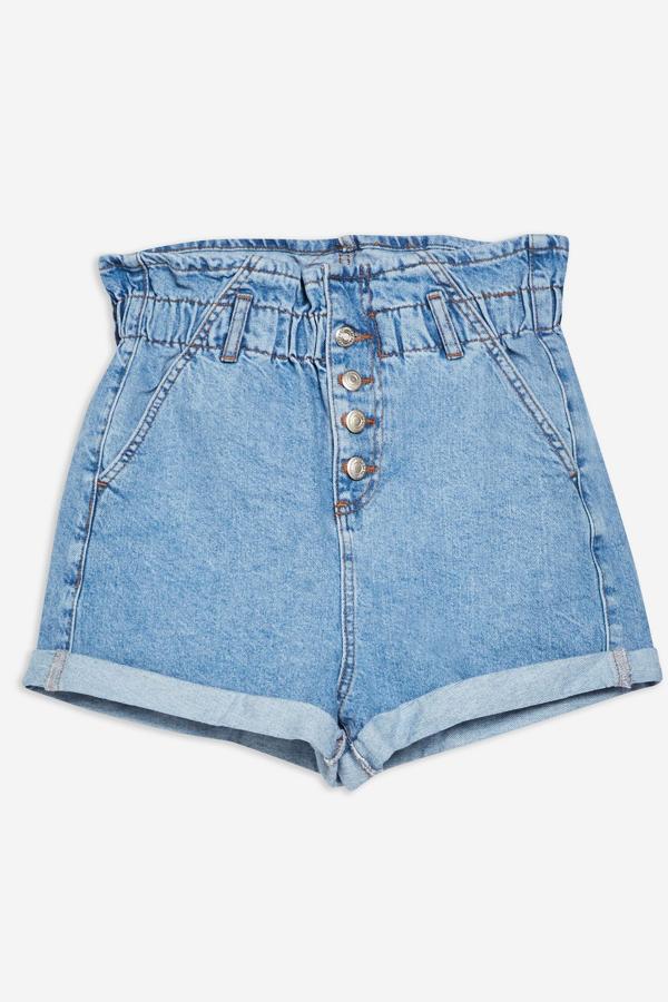 Bermuda denim tipo paperbag con cierre botones delanteros y cinturón ajustable. (Top Shop, 32 euros).