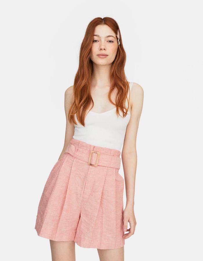 Estas bermudas de lino en rosa bebé (19.99 euros) marcan la cintura y te harán unas piernas de escándalo.
