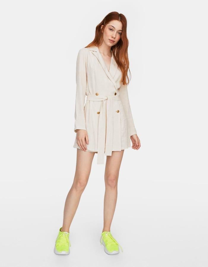 Este mono estilo blazer en lino color crudo de Stradivarius ya ha conquistado a  influencers como Mery Turiel , y puedes copiar su look por 35.99 euros.