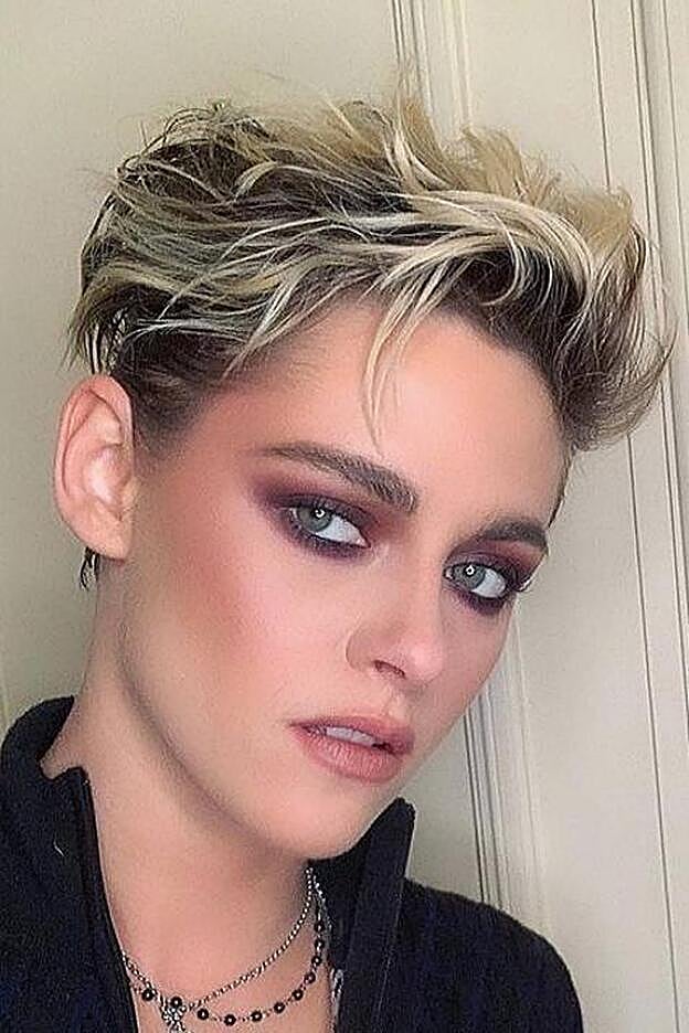 Kristen Srewart decidió cortarse el pelo tras una ruptura amorosa que le provocó una caída del pelo tal, que le salieron hasta calvas.