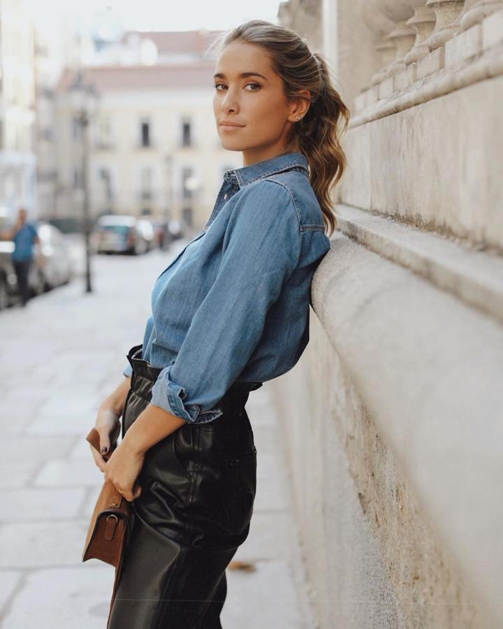 María Pombo combinó  el denim con la tendencia efecto piel  con una camisa y pantalón de Mango.