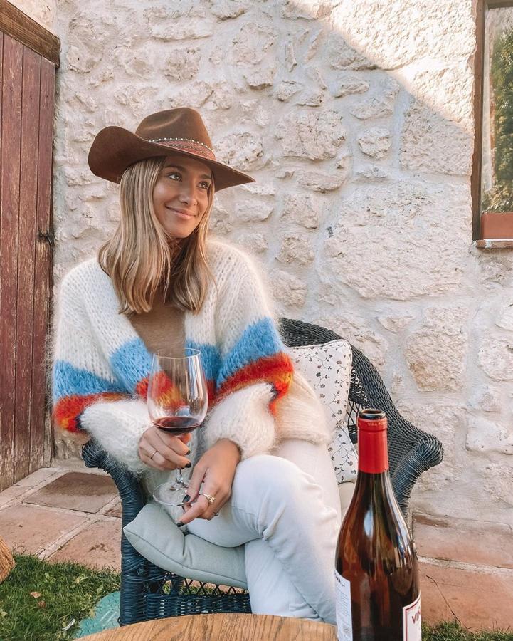 Nos encantó  este look  de fin de semana de María Pombo con un cárdigan de colore smuy original.