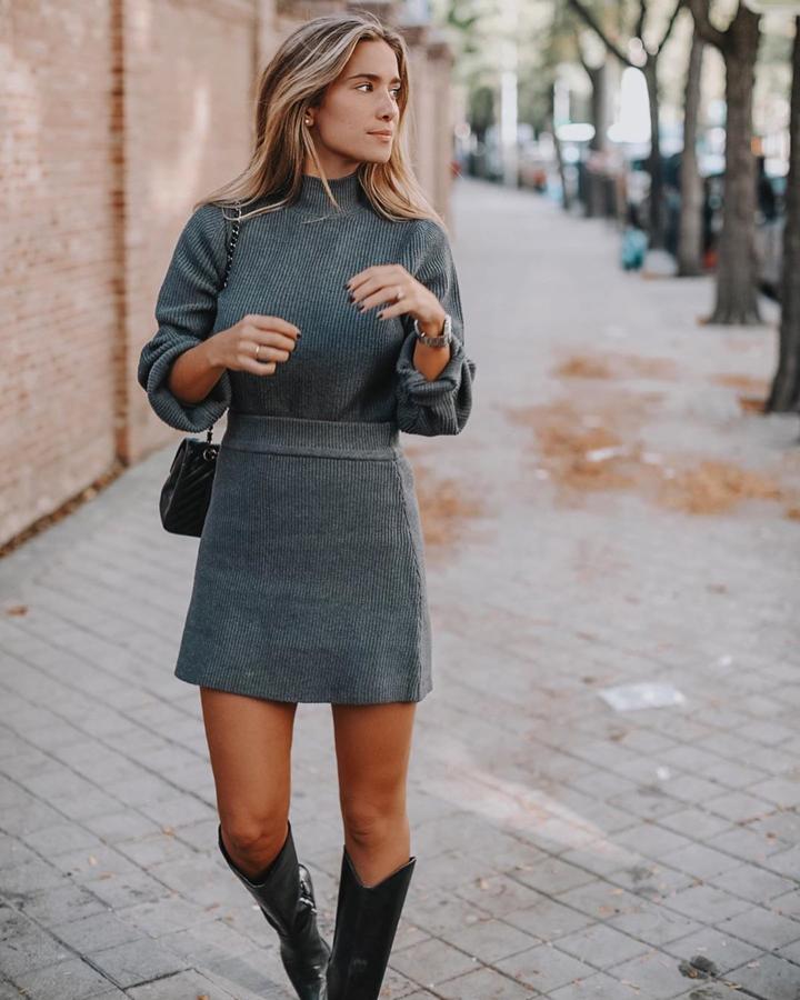 María Pombo con un  conjunto de punto gris  de Zara combinado con botas cowboy negras.