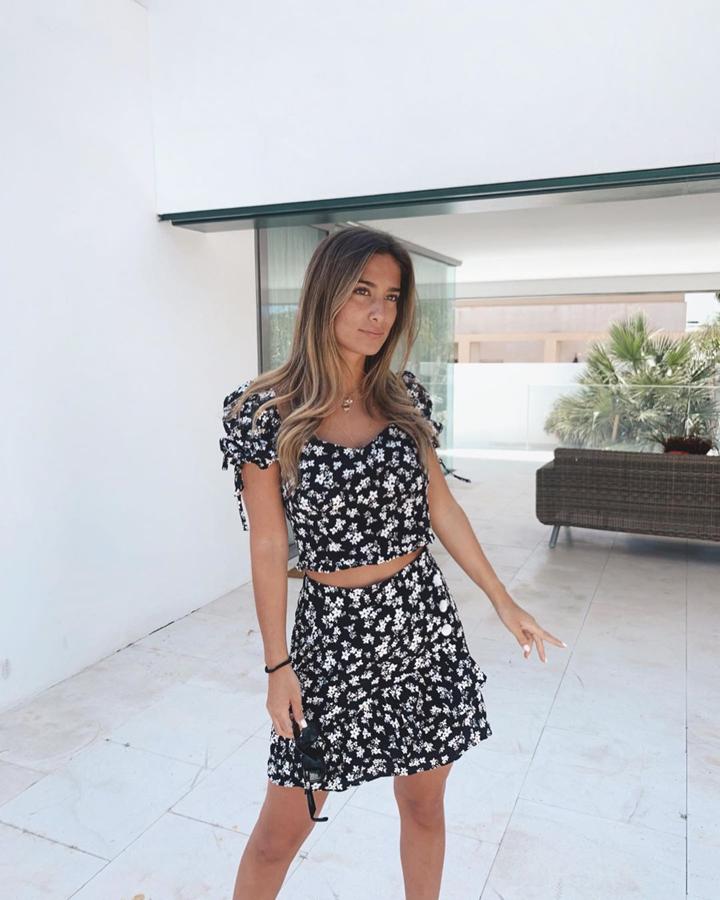 María Pombo con un conjunto de flores de Lefties.