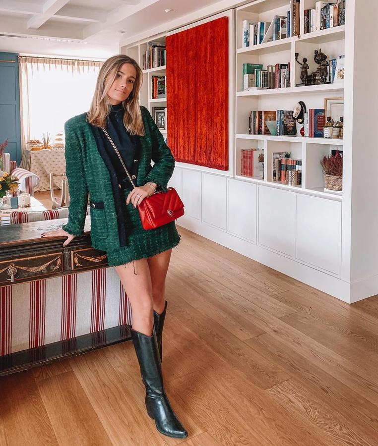 Los seguidores de María Pombo enloquecieron con  este conjunto de tweed  en color verde de Zara que combinó con botas de la misma marca.