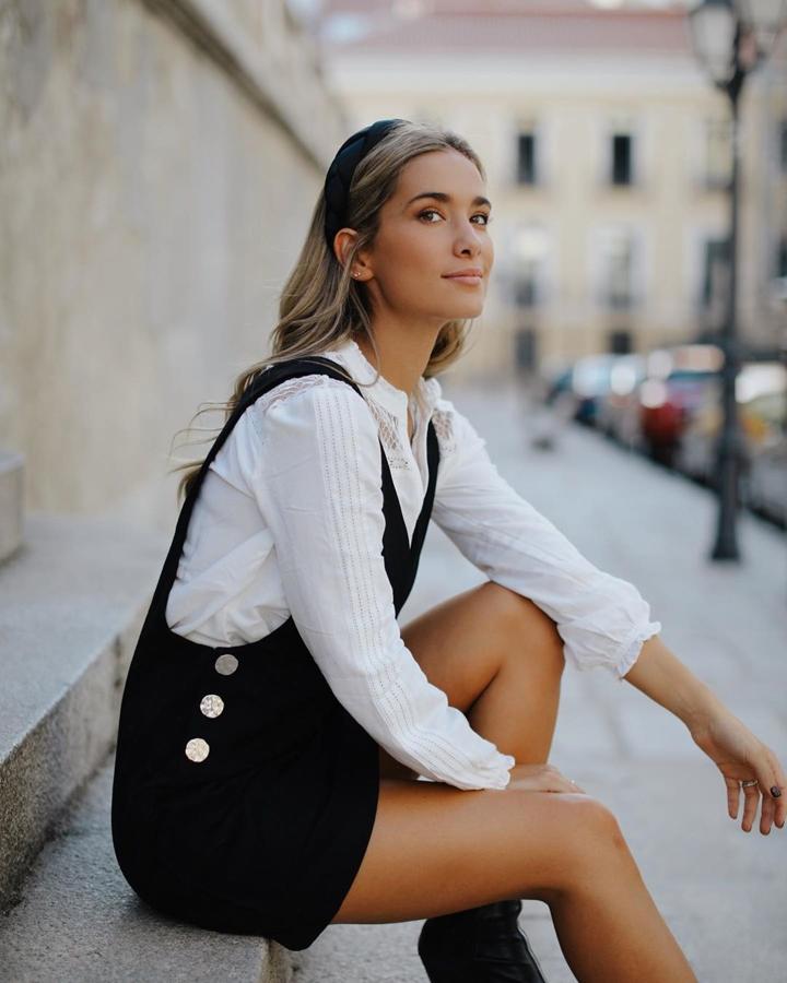 María Pombo triunfó con  este pichi de Mango  que combinó con blusa blanca y botines negros.