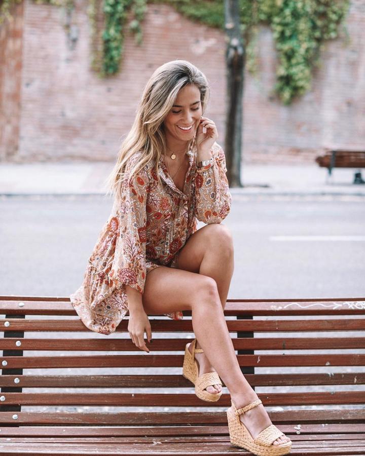 Maria Pombo combinó este mini vestido estampado de Mango con sandalias de cuña de esparto.