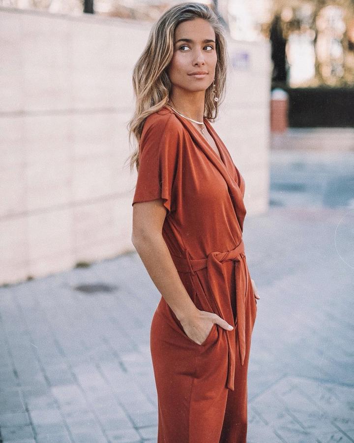 Mono naranja  con escote cruzado (Mango).