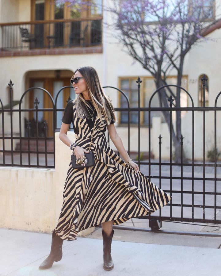 Marta Carriedo combina sus botas 'cowboy' de It Shoes con un vestido midi con estampado de cebra.