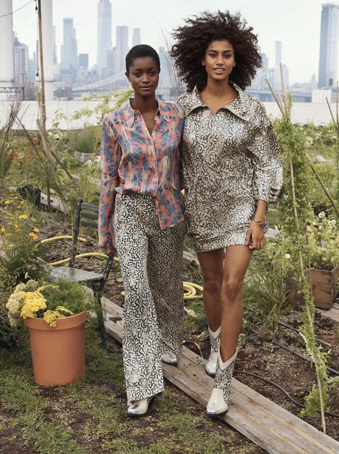 Las combinaciones con los distintos estampados de la colección Conscious Exclusive son infinitas: todos quedan bien con todos. Aquí, pantalón ligeramente acampanado (79,99 euros) y camisa en seda orgánica, con un 'print' vegetal en rosa y azul (99 euros); y vestido estilo parka (149 euros).