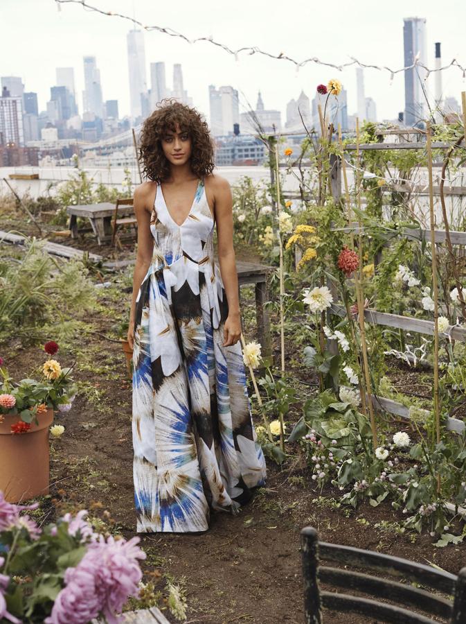 Fantástico vestido largo con estampado gigante en lino orgánico y con espalda al aire, cruzada por tirantes súper finos (199 euros).