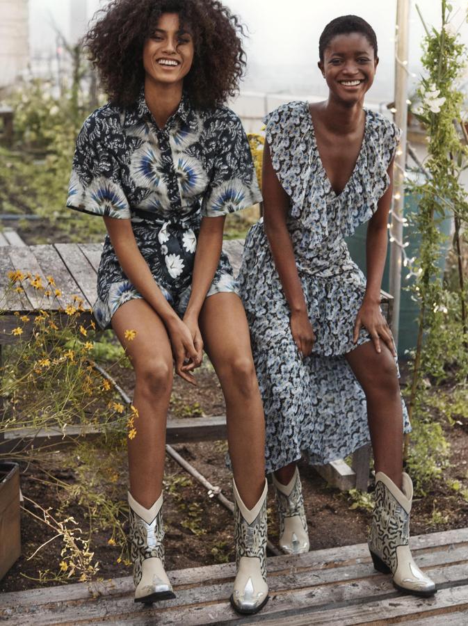 Dos de los looks que más rápidamente se van a agotar: camisa 'cropped' anudada a la cintura (69,99 euros) y shorts a juego (49,99 euros), con el mismo estampado lisérgico; y vestido de flores con un volante rematando el escote en pico y varios más adornando la falda (99 euros).