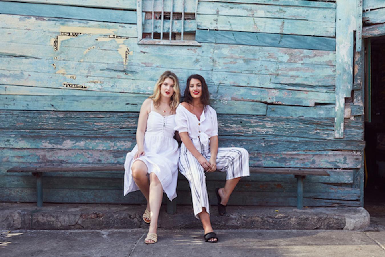 Para las que no gusten de demasiadas emociones veraniegas, un vestido blanco de tirantes con escote corazón ligeramente fruncido y conjunto de pantalón anchos de rayas y blusa de lino con botones (39,99 euros).