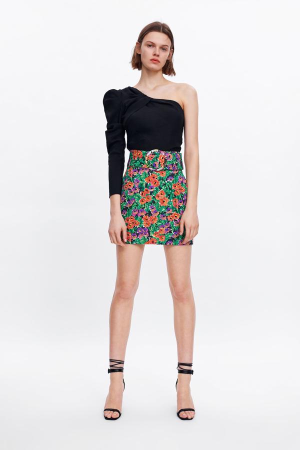 La falda (49.95 euros) también queda perfecta con un top asimétrico negro (29.95 euros) y da forma a un look de noche súper sexy.