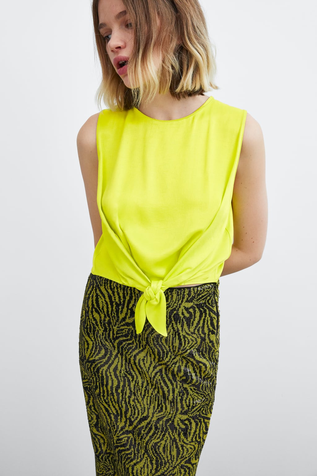 Top flúor con nudo de Zara: 15,95 euros.