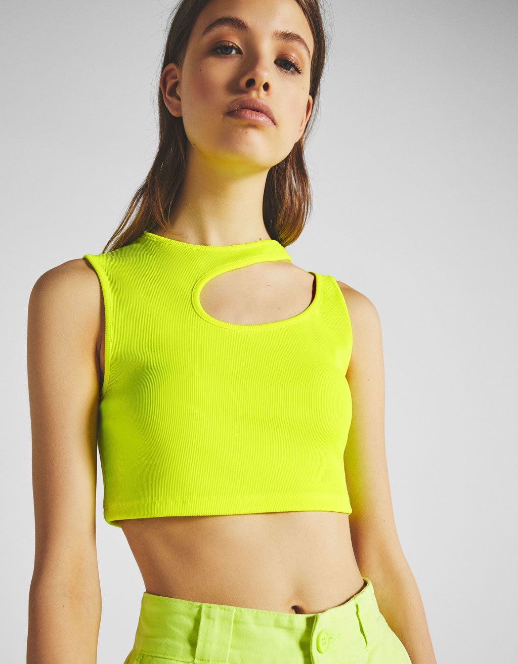 Camiseta cut out de Bershka e color amarillo flúor: 9,99 euros.