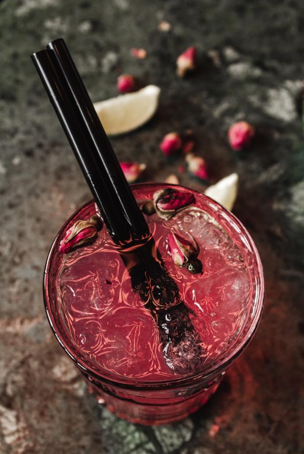 Además de los altos niveles de vitamina C, el zumo de arándano tiene fantásticas propiedades diuréticas. Esto significa que alienta al cuerpo a deshacerse del exceso de líquidos cuando vas al baño.