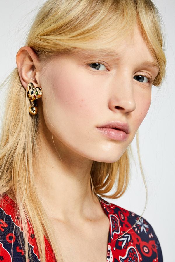 Pendientes en forma de corazón con detalle de piedras de colores (3 euros en Sfera).