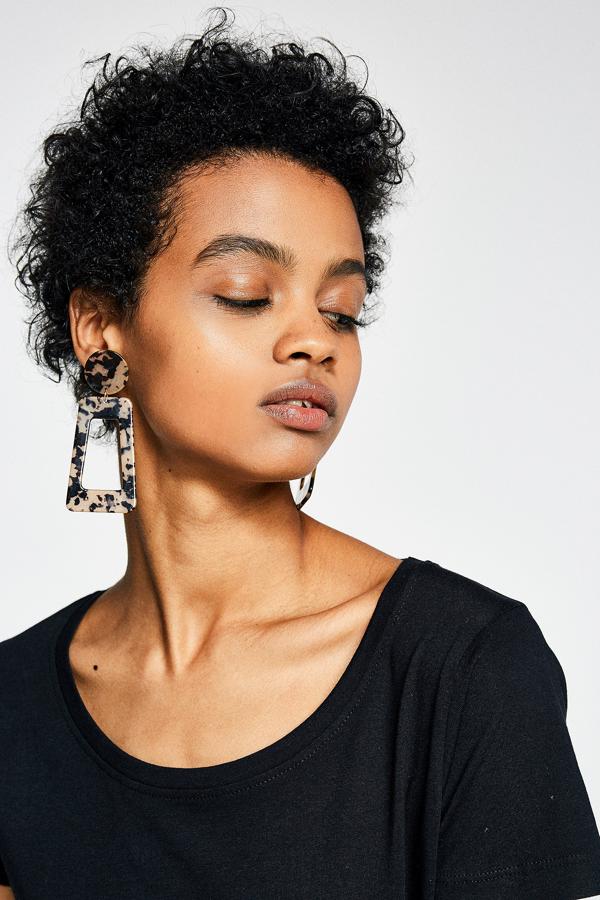 Maxi pendientes geométricos con acabado de carey (3 euros en Sfera).