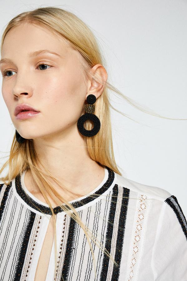 Pendientes XXL en negro y dorado (4 euros en Sfera).