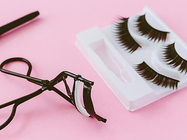 Las pestañas magnéticas cuidan mucho más las pestañas naturales que las pestañas postizas normales, todo gracias a que no necesitan de pegamento para sujetarse.