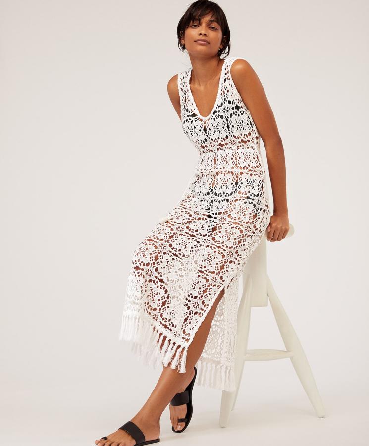 Los flecos se resisten a dejar las tendencias este verano 2019 y en el crochet han encontrado su mejor aliado. Este vestido, con los calados de la tela en forma de flores y el detalle de los flecos en el bajo, nos parece uno de los más bonitos del verano. Su precio es de 59,99 euros pero merece la pena la inversión.