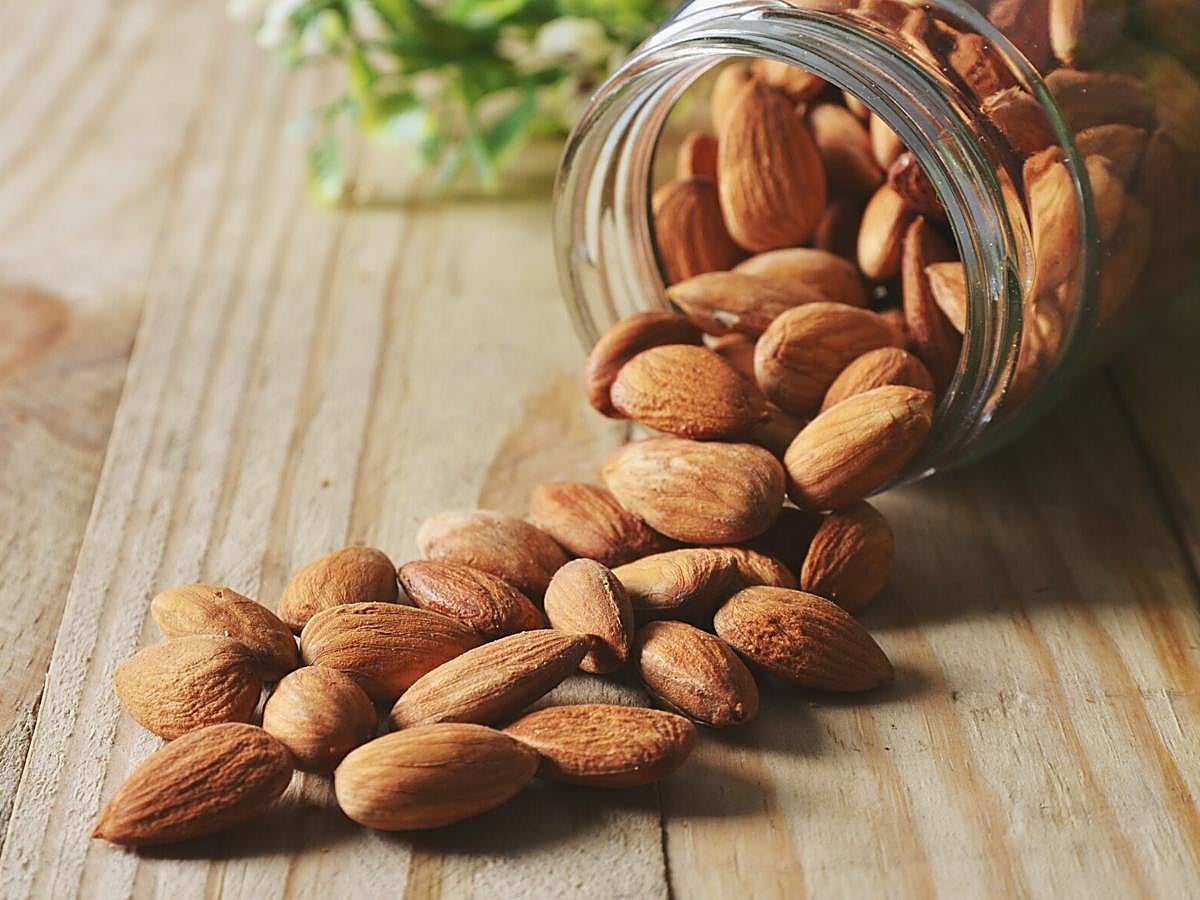 Las almendras son ricas en vitamina E, lo que ayuda a activar el crecimiento del cabello y a fortalecerlo. Basta con consumir unas 20 almendras al día para obtener hasta un 70% de la cantidad diaria recomendada de esta vitamina. Además, también son ricas en otras sustancias muy recomendables para el cabello como la biotina, los ácidos grasos y las vitaminas del grupo B.