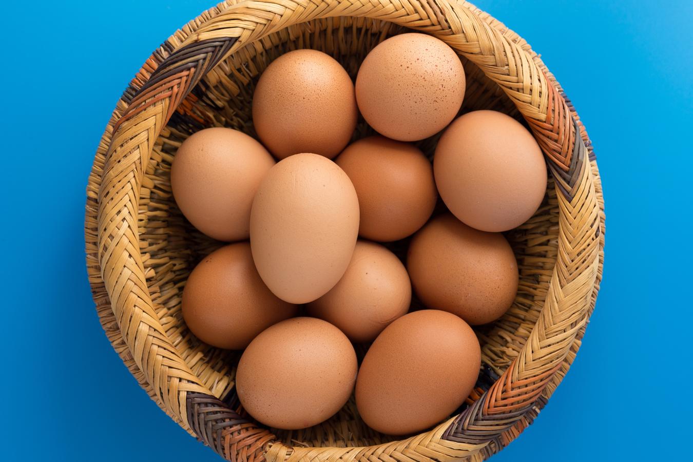 Los huevos están compuestos de los elementos (como la proteína y la biotina) necesarios para el crecimiento y buen estado del cabello. Además, los huevos contienen leucina y otros aminoácidos que nuestro cabello necesita para que luzca saludable.