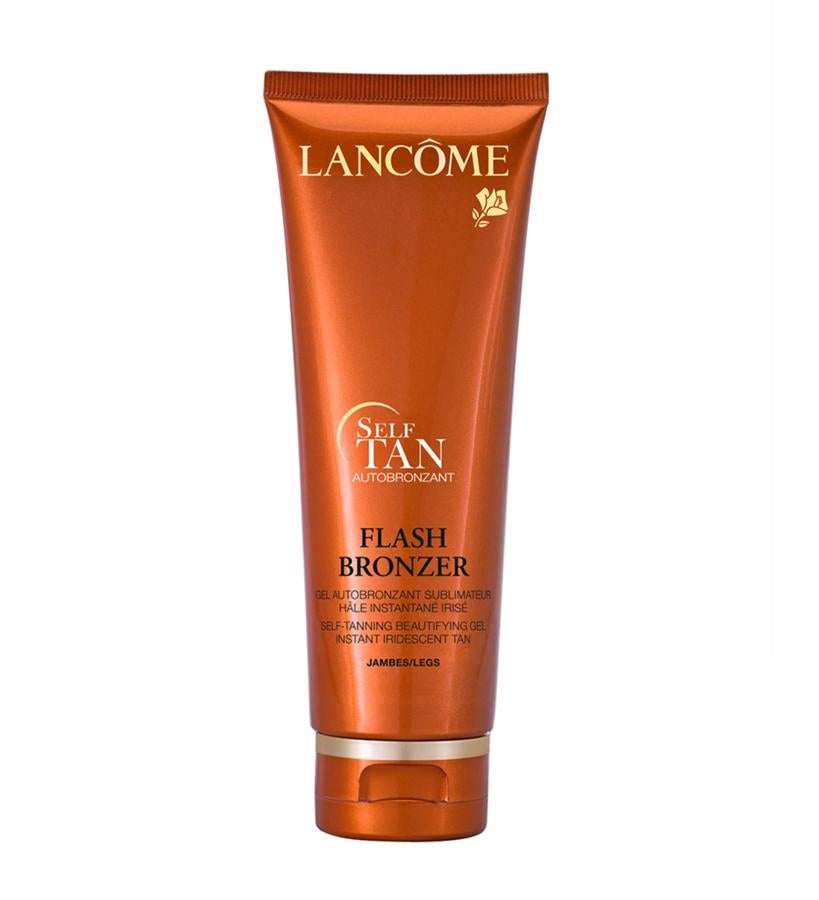 Gel autobronceador enriquecido con un agente hidratante y Vitamina E, indicado para transformar las piernas. La fórmula proporciona un aspecto nacarado al asociar colorantes de efecto inmediato y un agente autobronceador (DHA). Desde la primera aplicación ofrece un tono uniforme que se intensifica progresivamente.  Aplicar el gel a lo largo de toda la pierna, seguidamente dar un masaje con las dos manos hasta obtener un tono uniforme. Lavarse bien las manos después de la aplicación. (34,90 €).