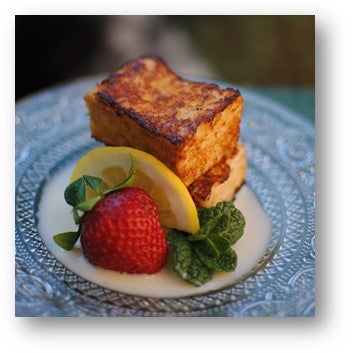 En Balleberry Catering nos proponen una revisión de la tradicional torrija de Pascua a base de pan integral, y bañada en huevos y leche fresca de la sierra de Madrid, sobre una crema inglesa al limón y fresas.