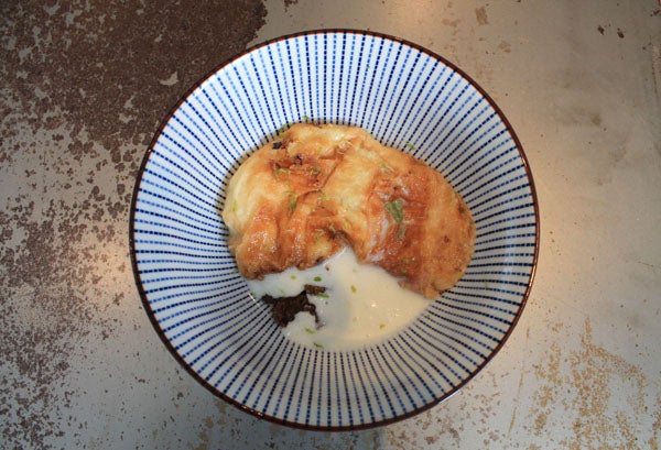 Una de las recetas más originales de esta Semana Santa la encontramos en Bowl Bar (Calle Quintana, 28, Madrid), donde sirven una 'torrija thai' de pan de curry infusionada en leche de coco y lima kaffir con helado de lichies.