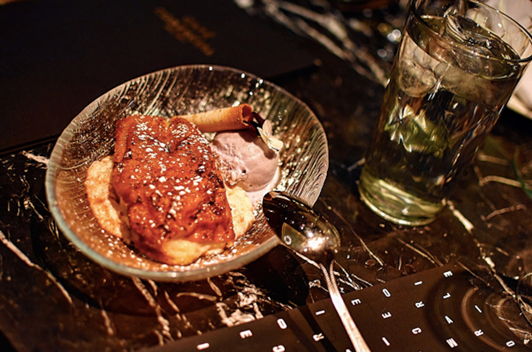 En El Café Comercial (Glorieta de Bilbao, 7, Madrid) hacen un guiño a la gastronomía castiza y sirven su torrija caramelizada, sobre arroz con leche y acompañada de un helado de violeta.