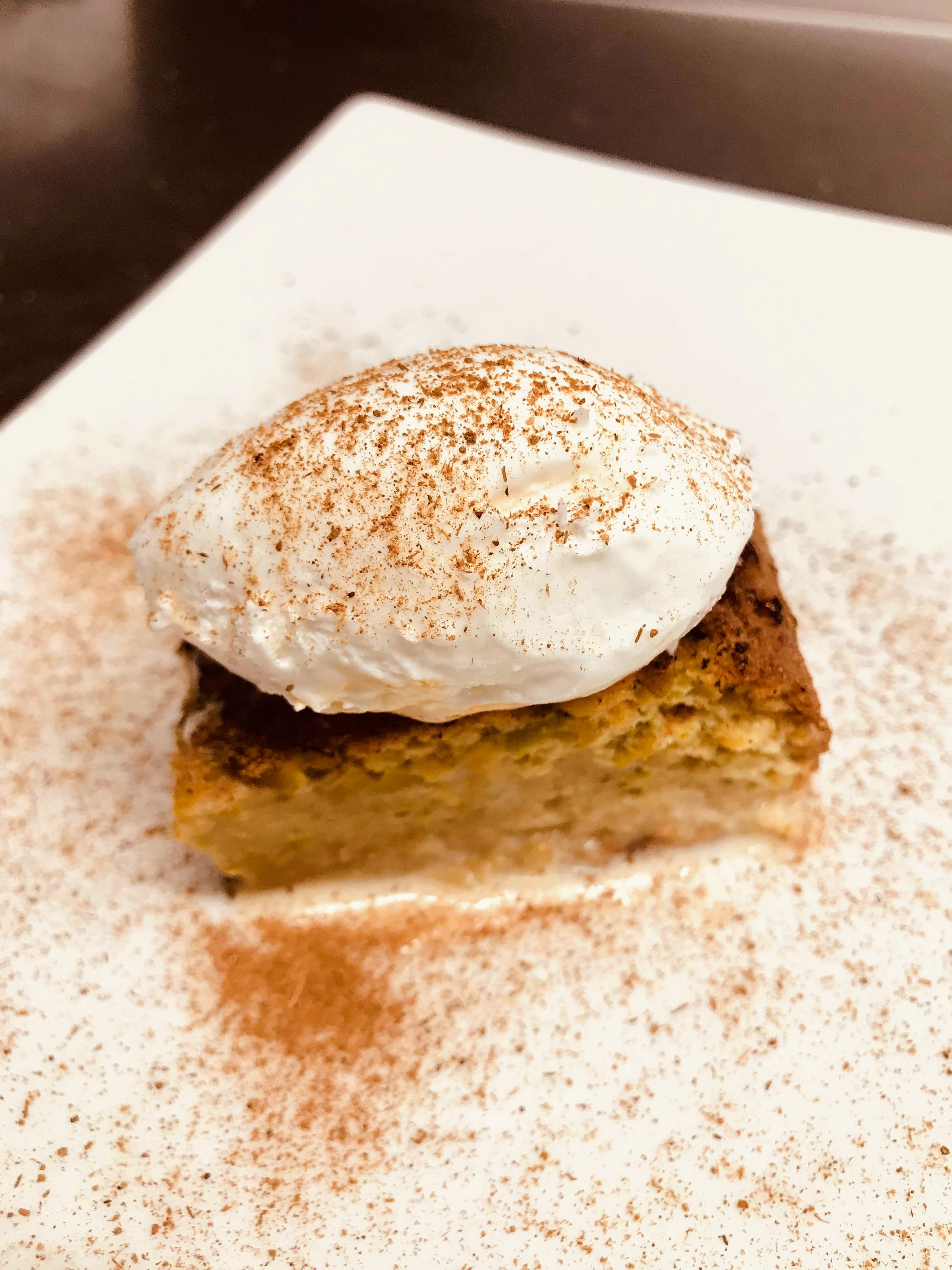 En Los Galayos (Calle Botoneras, 5; y Plaza Mayor, 1, de Madrid), se sirve una increíble torrija de pistacho mojada en leche y acompañada de helado de coco.