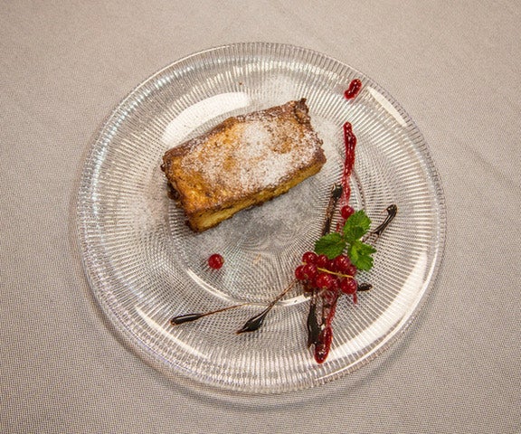 En Pez Fuego (calle Orense, 68, Madrid) encontramos una tierna y jugosa torrija elaborada con pan brioche empapado en crema de leche aromatizada y caramelizada.