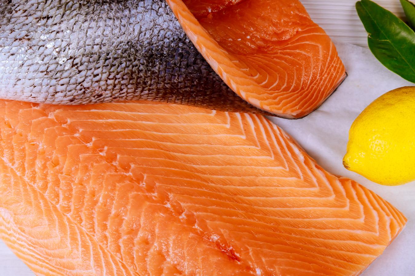El salmón es un alimento rico en ácidos grasos Omega 3 que fortalece los folículos y estimula el crecimiento del cabello. Además, el salmón tiene hierro y vitamina B12 que también ayuda al cabello a que crezca más rápido.