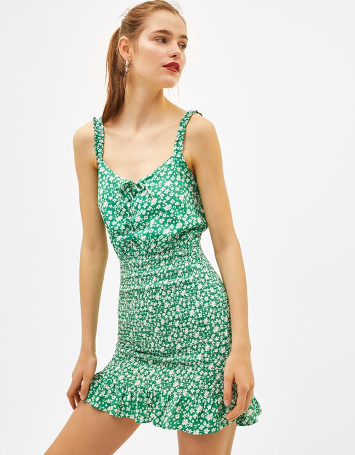 Vestido mini con estampado de flores y bajo con volante, 25,99 euros.