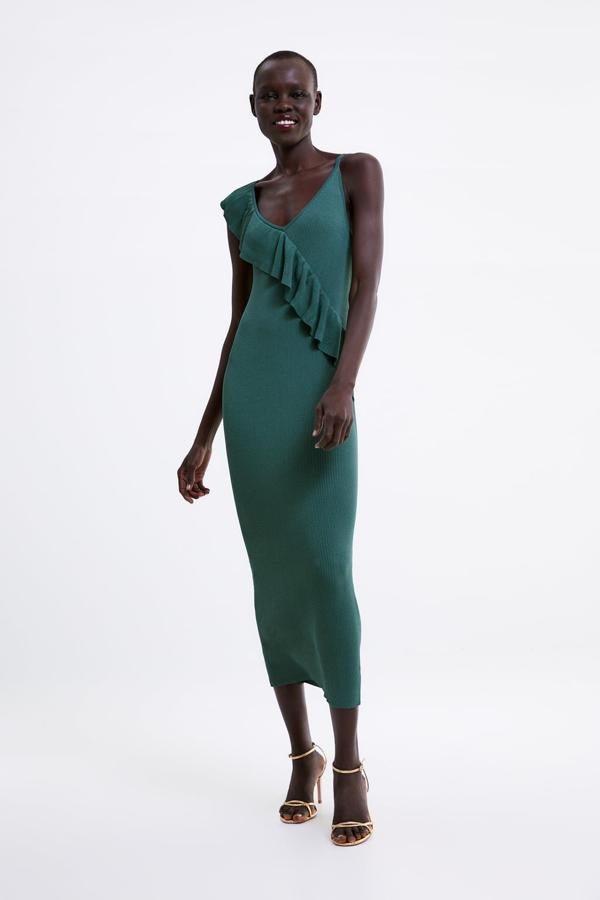 Vestido de punto con escote en pico, irantes y volante combinado, 29,95 euros.