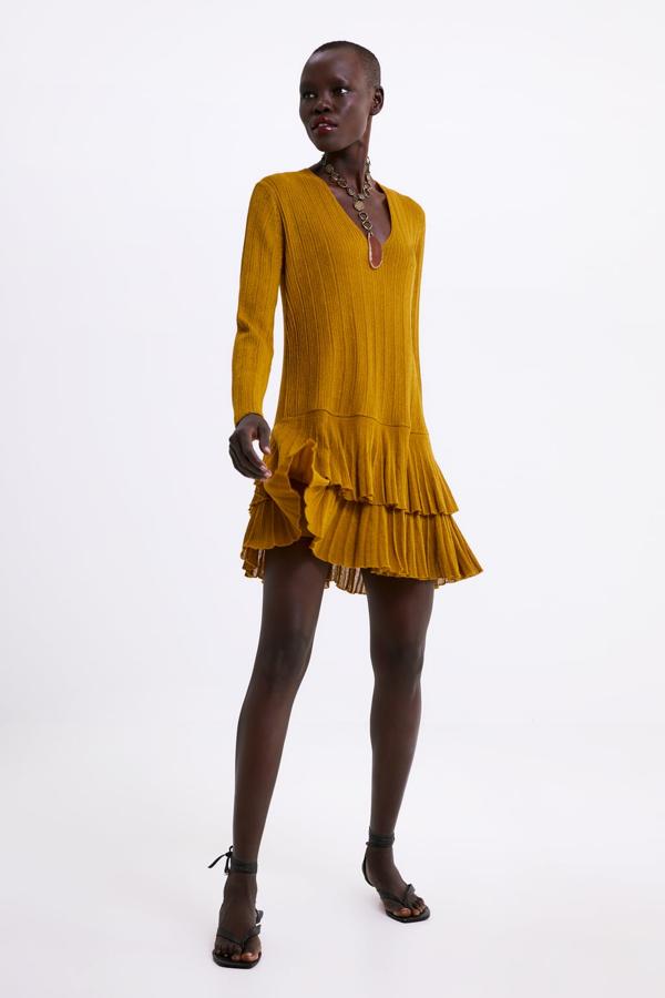 Vestido de punto fino con escote en pico, manga larga y bajo con volantes, 29,95 euros.