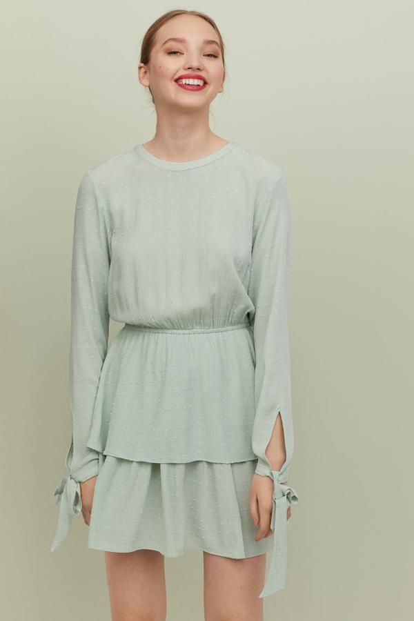 Vestido con detalle de volantes en el bajo, manga larga y lazo en los puños, 29,99 euros.