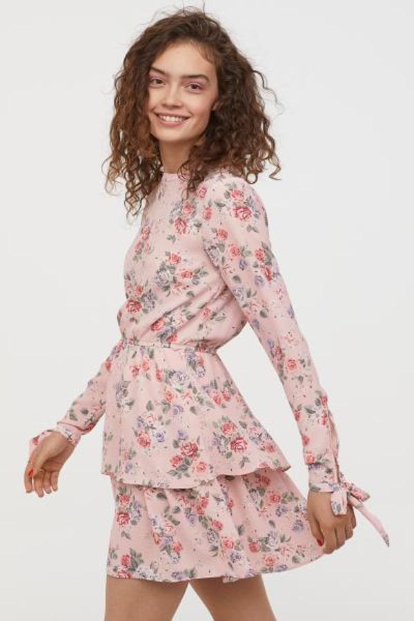 Vestido con detalle de volantes en el bajo y estampado floral, 29,99 euros.