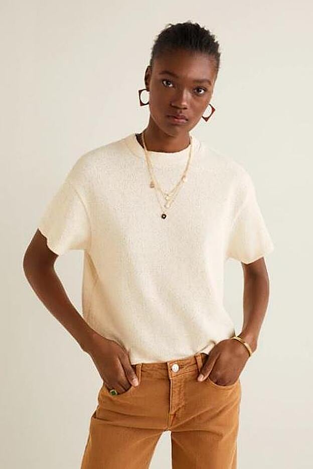 La camiseta que lleva Sara Carbonero es de Mango y se vende en tienda por 17,99 euros.