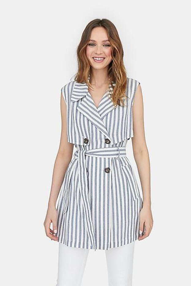 Chaleco tipo gabardina, de Stradivarius (29,99 euros):